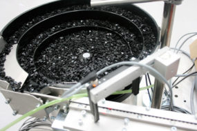 Plunger bowl feeder