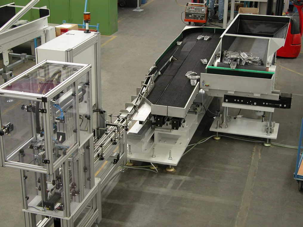Carpet feeder for aluminum casings