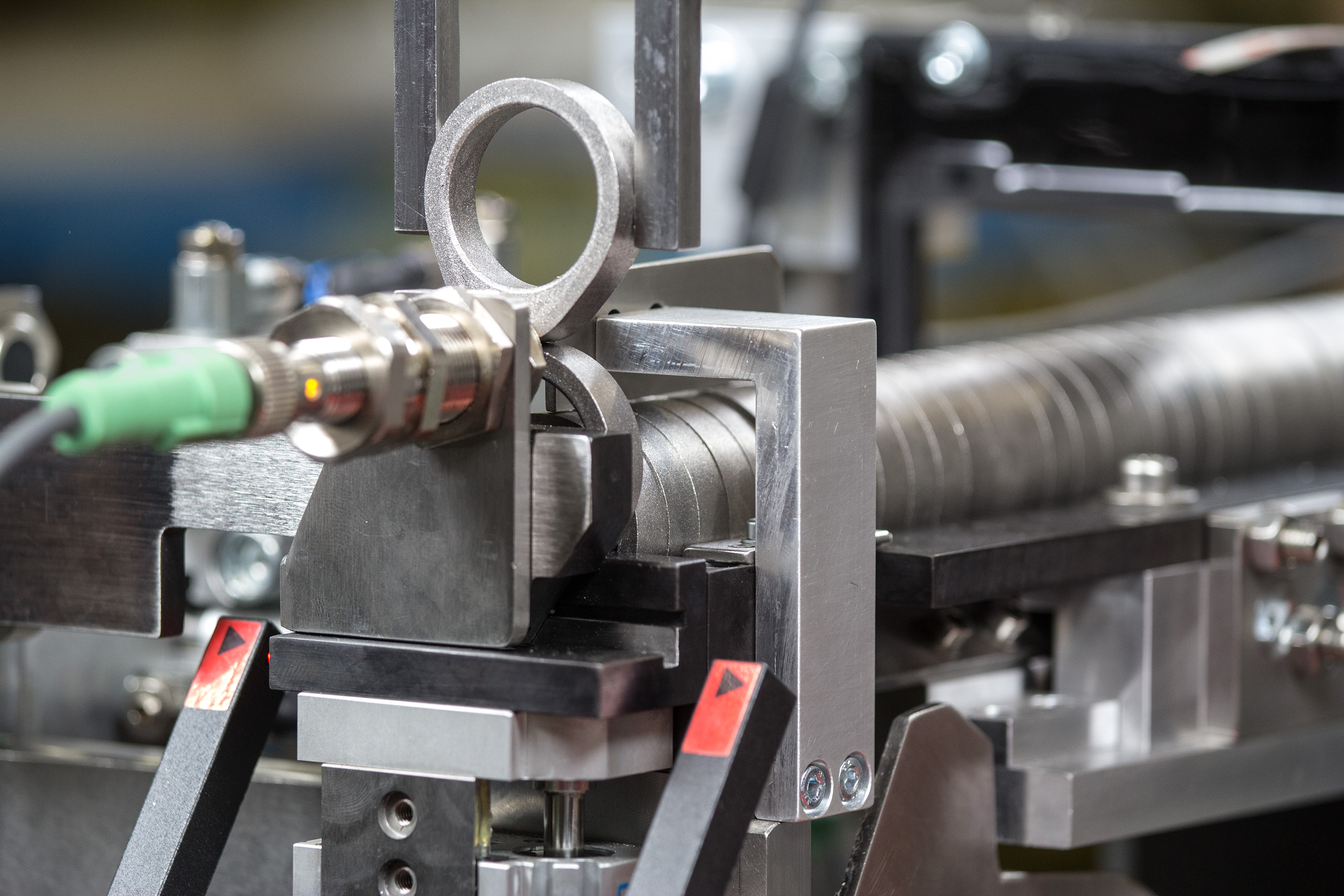 Feeding of cams in a defined position for the grinding process
