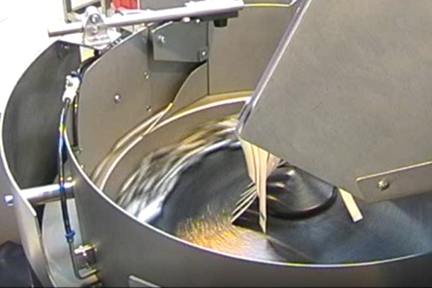 Centrifugal feeder - battery cans