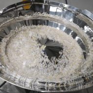 RNA bowl feeder feeds glass vials