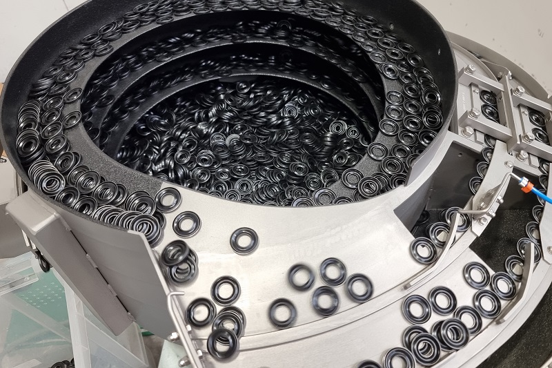 Bowl feeder to handle caps