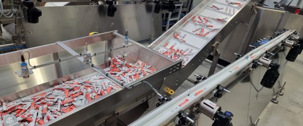 High speed feeding for confectionery bars packaging