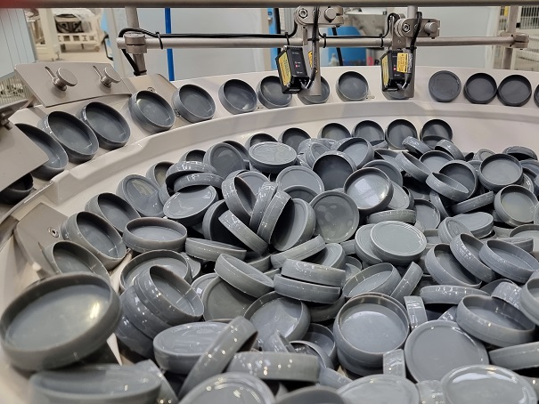 Bowl feeders to feed and orientate Moulding Plastic Caps