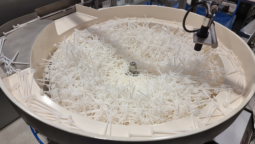 Bowl Feeder to feed, count, and dose Transfer Loops - RNA Automation
