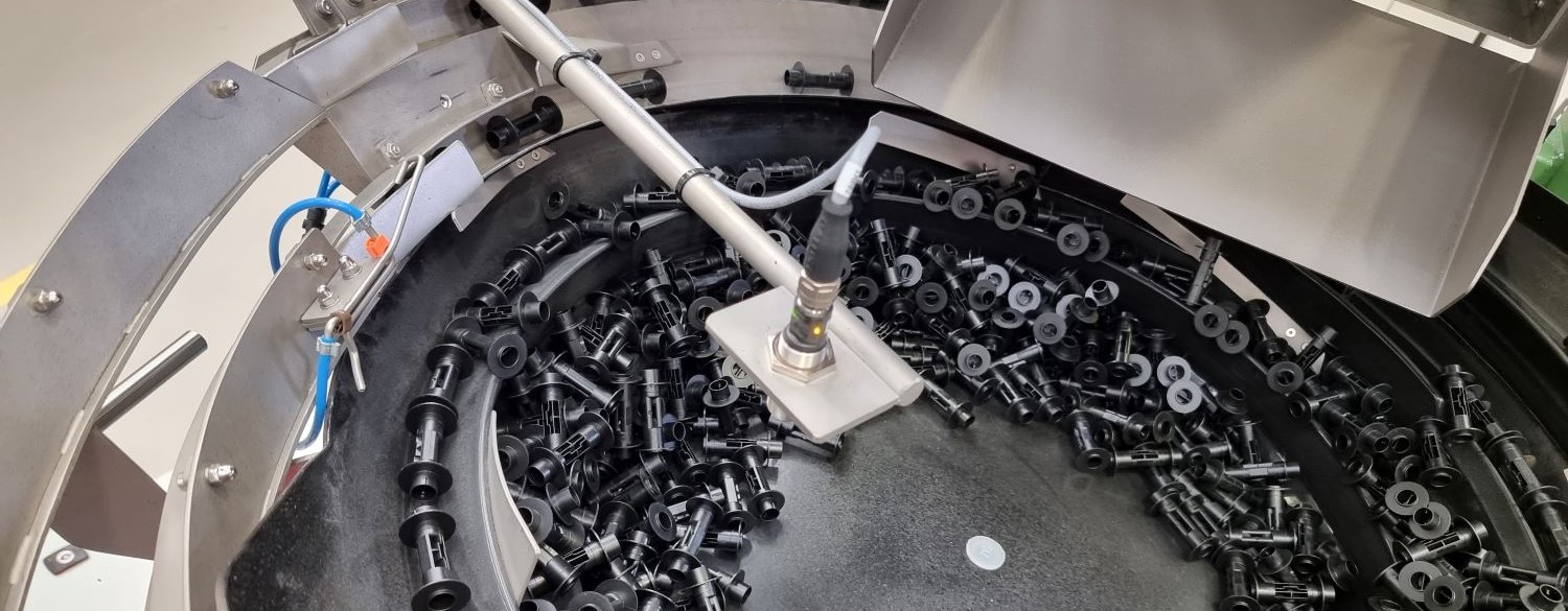 Vibratory bowl feeder to feed and orientate Spigots