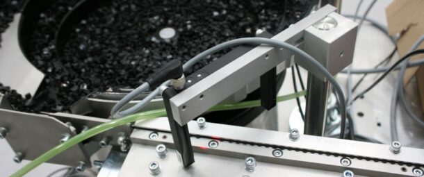 Bowl Feeder handles plungers - electronics industry