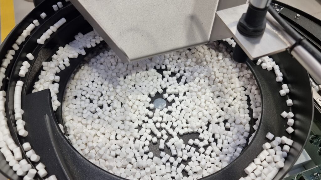 Vibratory bowl feeder to feed and orientate Medical Plugs