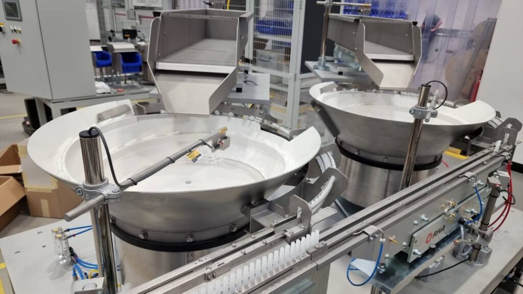 Vibratory bowl feeder to feed and orientate Pistons