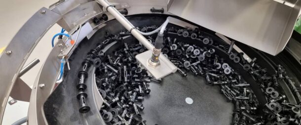 Vibratory bowl feeder to feed and orientate Spigots