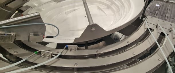 Bowl feeder-housing