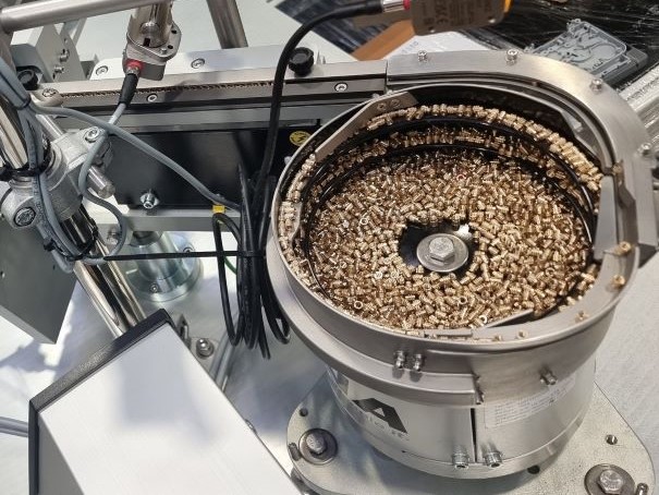 Bowl Feeder to feed and orientate Brass Inserts