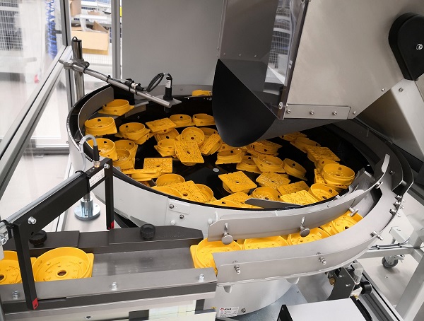 Bowl Feeder to feed and orientate Switch Bodies