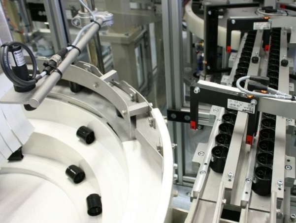 Bowl Feeder to feed and orientate Lids and Bodies