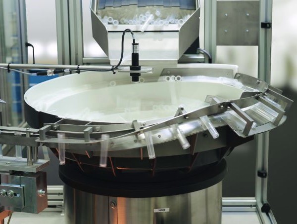 Bowl Feeder to feed and orientate Vials