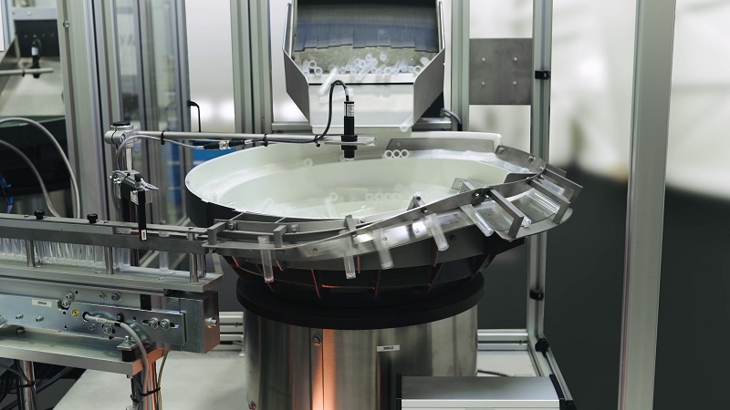 Vibratory Bowl Feeder feeds Vials vibratory bowl