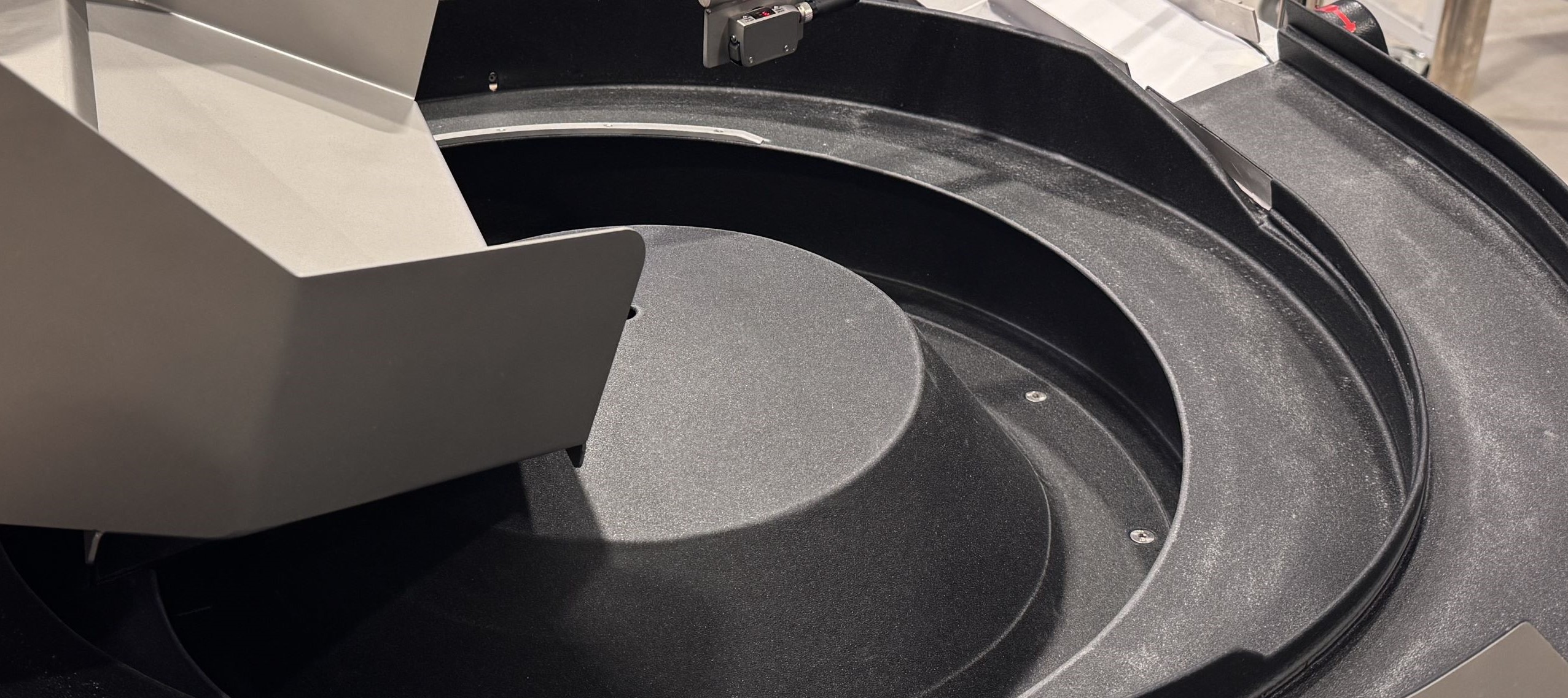 Bowl Feeder to feed and orientate Plastic Bases