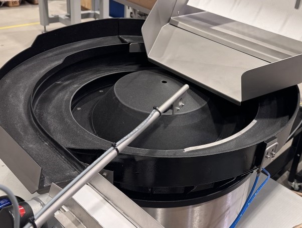 Bowl Feeder to feed and orient Plastic Bases