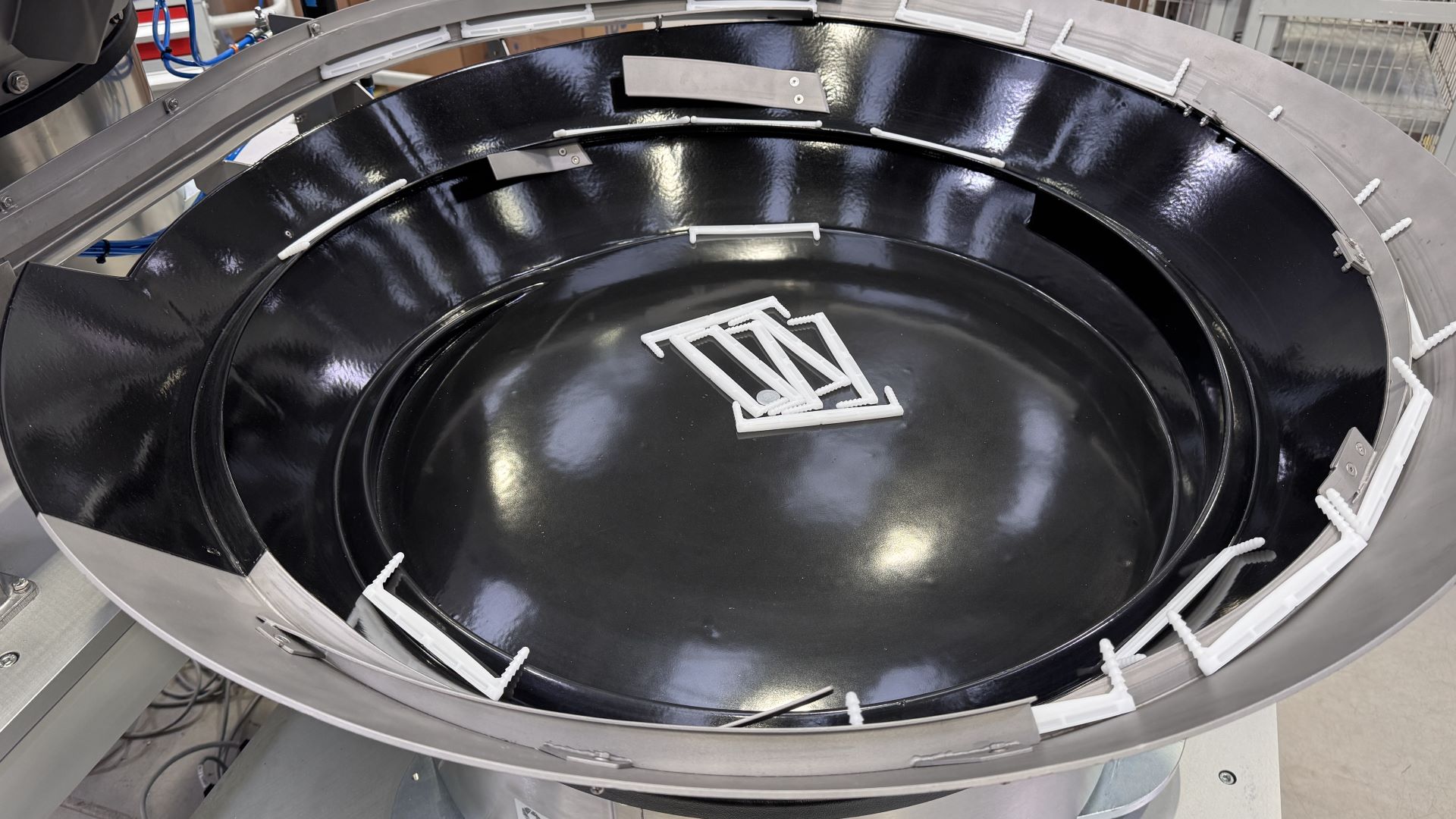 Bowl Feeder to feed and orientate clip