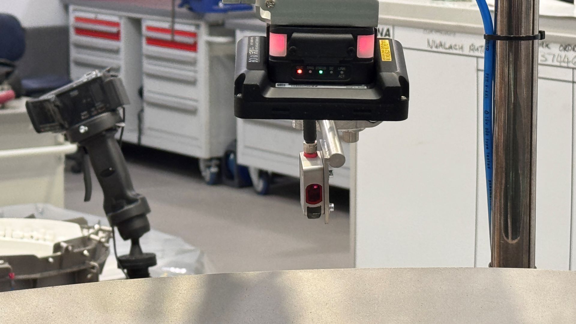 Bowl Feeder to feed and orientate socket - camera inspection