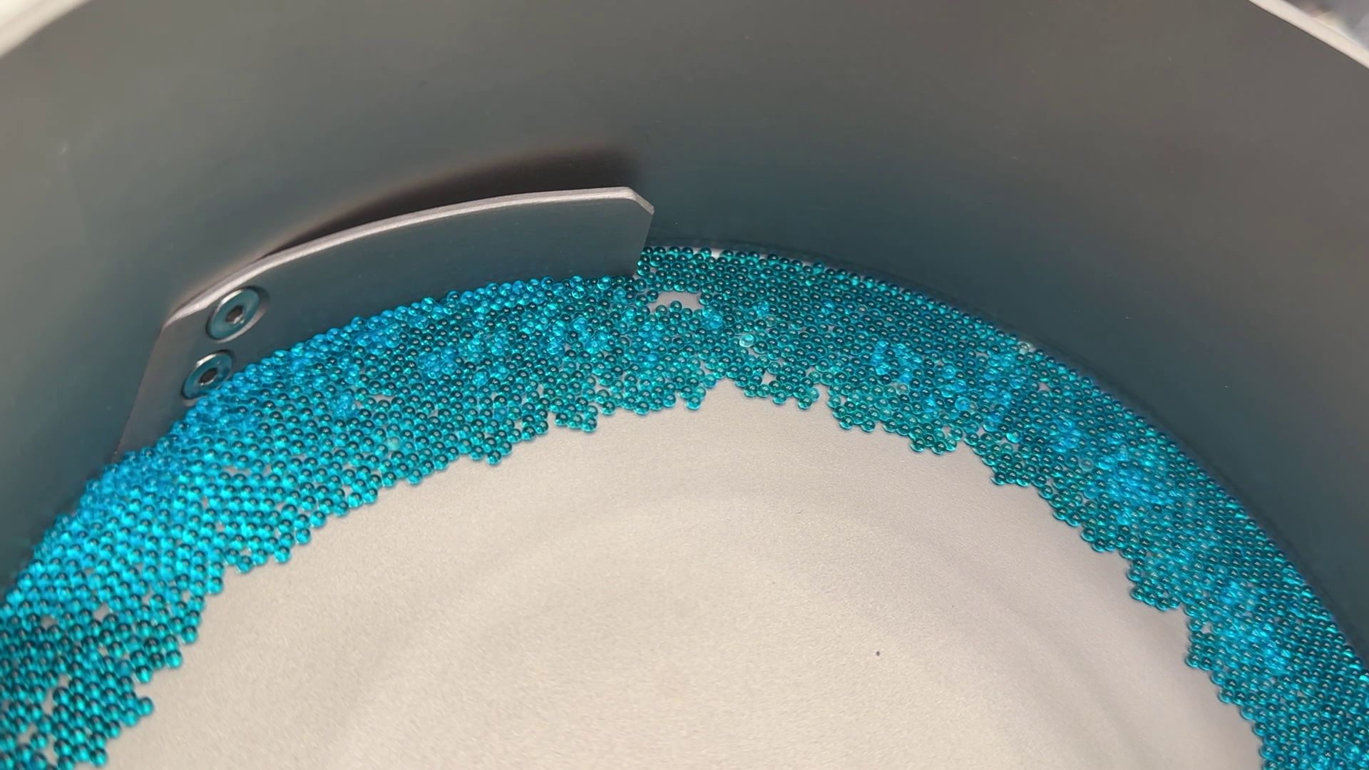 Bowl feeder for spherical capsules - bowl