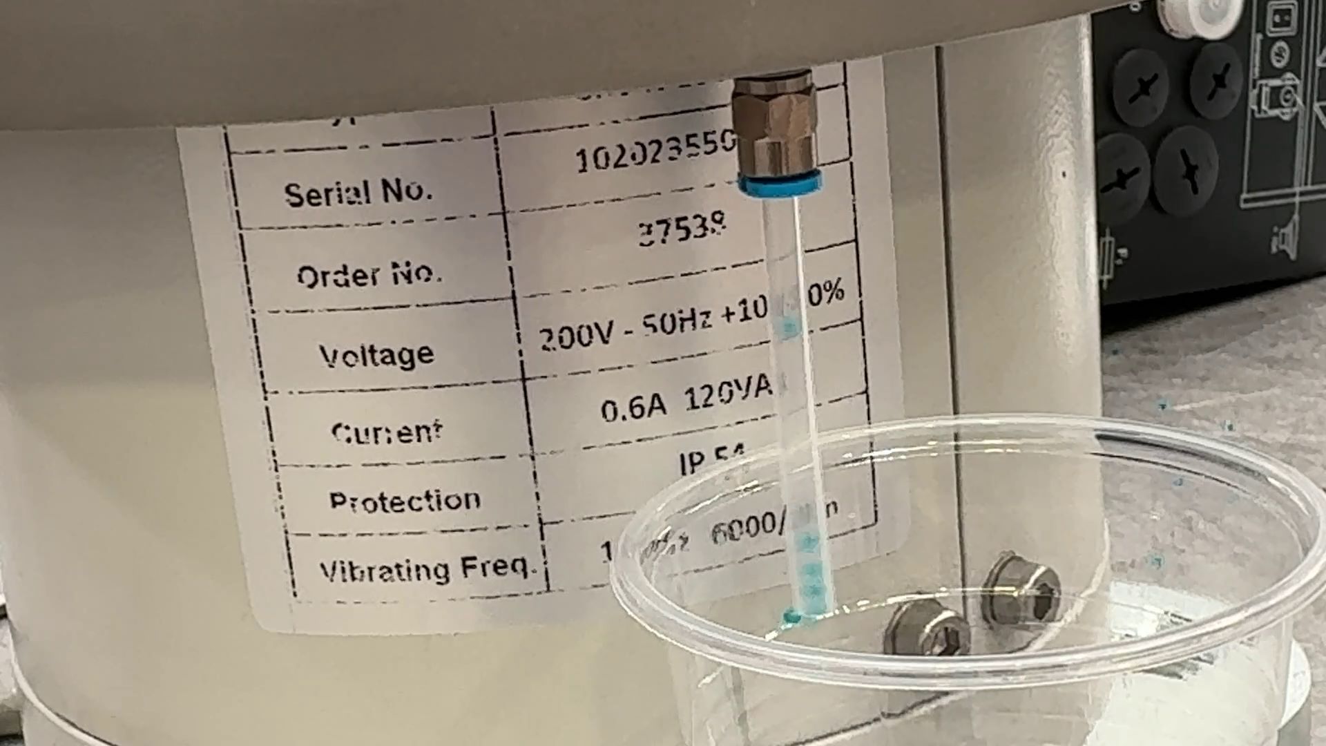 Bowl feeder for spherical capsules - flexible tube